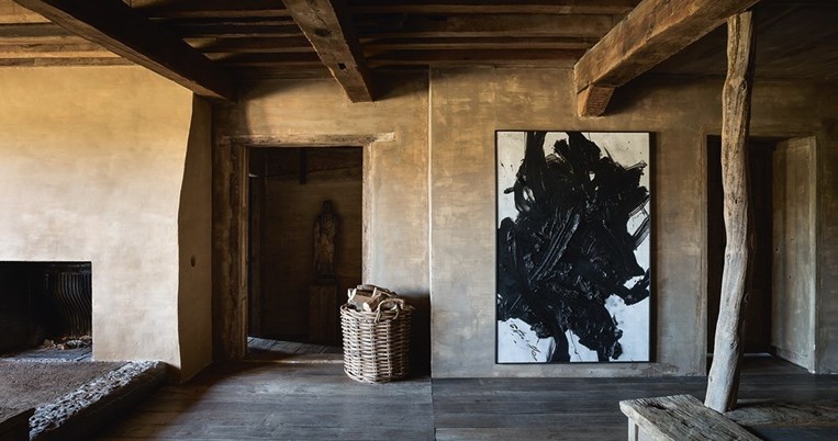 Στην επική κατοικία-κάστρο του διακοσμητή των διασήμων Axel Vervoordt: Κάθε στιγμή μια πανδαισία