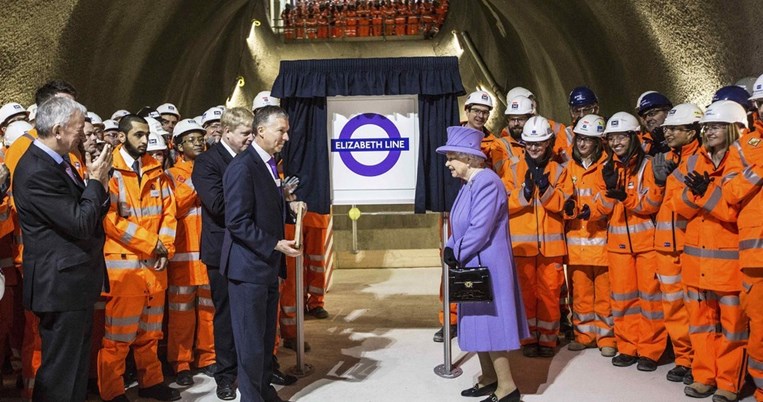 Η βασίλισσα Ελισάβετ έχει πια τη δική της γραμμή στο μετρό του Λονδίνου