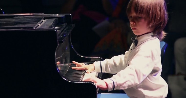 Ο 6χρονος Στέλιος Κερασίδης είναι ο νεότερος Έλληνας που έχει δώσει συναυλία στο Carnegie Hall