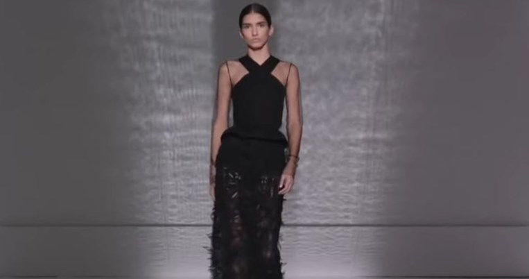 Ο οίκος Givenchy επιβεβαίωσε περίτρανα την τάση που θέλει ένα ρετρό αξεσουάρ μαλλιών να επανέρχεται