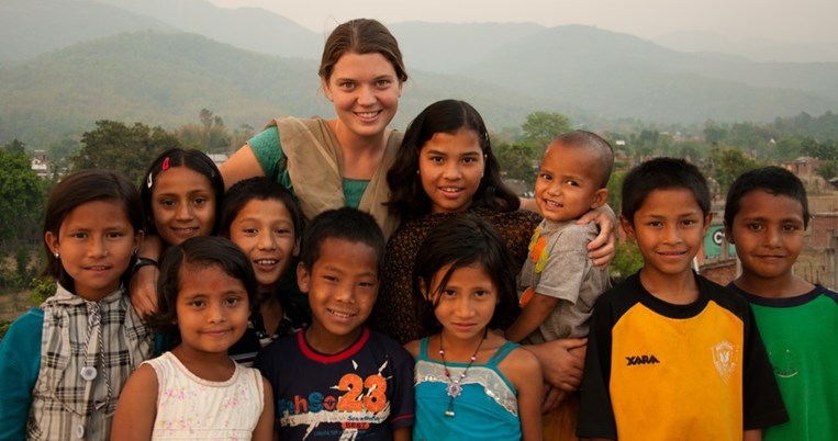 Η 32χρονη Αμερικανίδα που τα παράτησε όλα και μεγαλώνει 200 παιδιά σε χωριό των Ιμαλαΐων