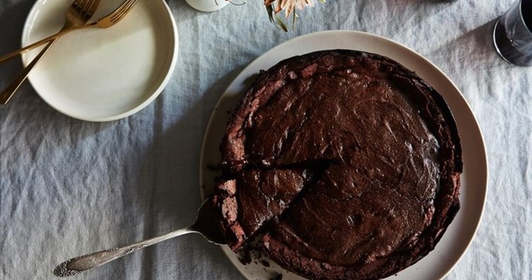 Το υγρό κέικ σοκολάτας που πετυχαίνει πάντα: Εύκολο, χωρίς αλεύρι, κολασμένα απολαυστικό