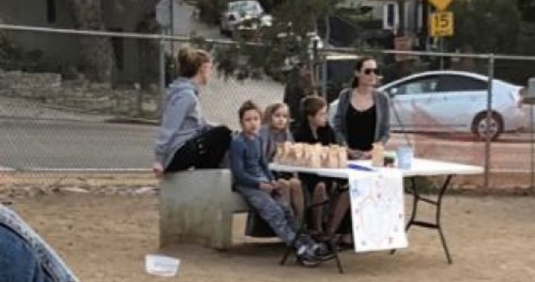 Η Αντζελίνα Τζολί και τα παιδιά της πουλούσαν οργανική τροφή για σκύλους σε πάρκο του Λος Άντζελες