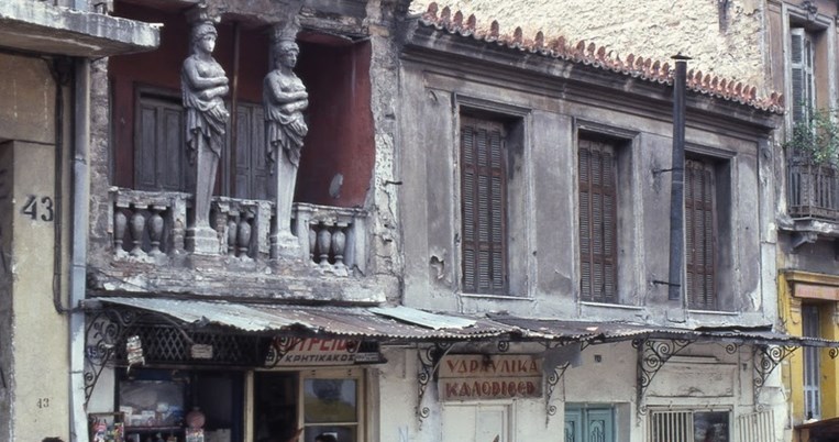 Το σπίτι με τις Καρυάτιδες στην οδό Ασωμάτων είναι σημείο αναφοράς στην Αθήνα