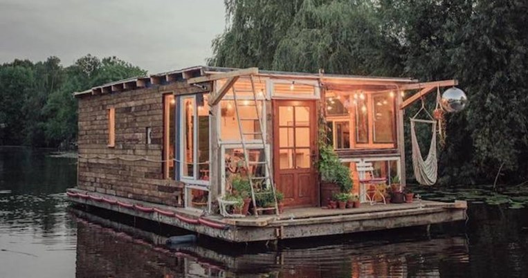 Δύο καλλιτέχνες έβαλαν τα ατελιέ τους πάνω σε σχεδίες και γυρίζουν την Ευρώπη