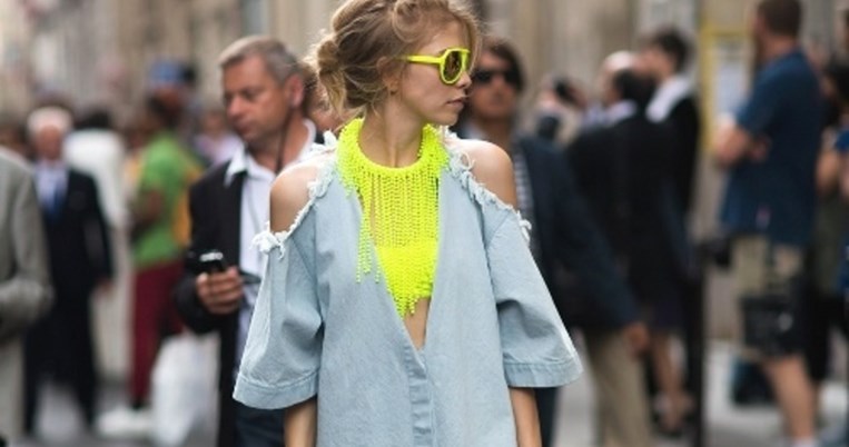 Όλες οι celebrities εγκαταλείπουν τα γήινα χρώματα για αυτή τη δύσκολη αλλά εντυπωσιακή τάση