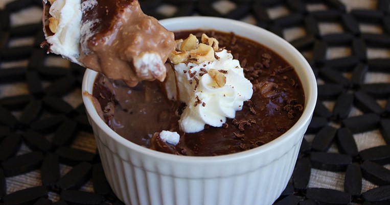 Ρυζόγαλο με μέλι και κακάο χωρίς ζάχαρη: Ένα γλυκό που δε φλερτάρει με τις ενοχές