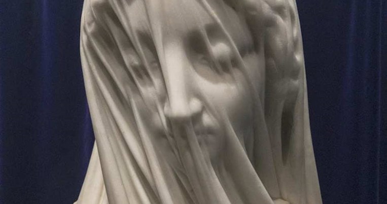 Ο μυστηριώδης λόγος που αυτό το γλυπτό της Παναγίας έχει μπροστά στο πρόσωπο του ένα πέπλο