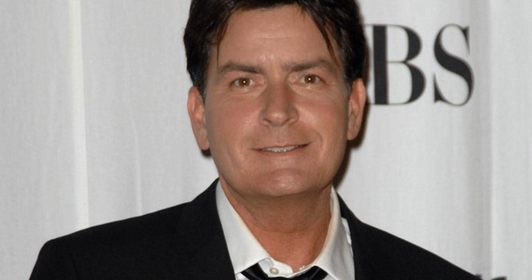 Ο Τσάρλι Σιν παραδέχτηκε πως είναι οροθετικός και ενίσχυσε τον αγώνα κατά του HIV