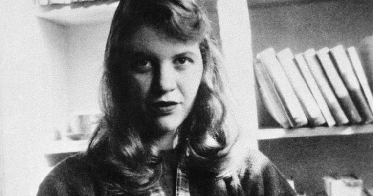 «Μαζί του σφυρηλατώ μια νέα ψυχή»: Ο άγνωστος μεγάλος έρωτας της Σύλβια Πλαθ πριν από τον Τεντ Χιουζ