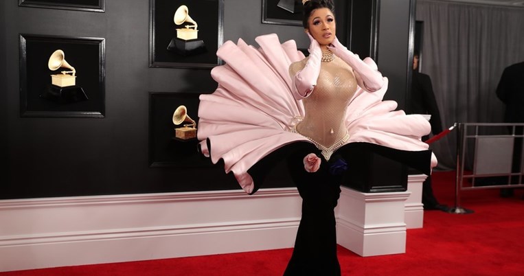 Η Cardi B «άνθισε» μέσα στη vintage δημιουργία του Thierry Mugler: Η ιστορία κάνει κύκλους 