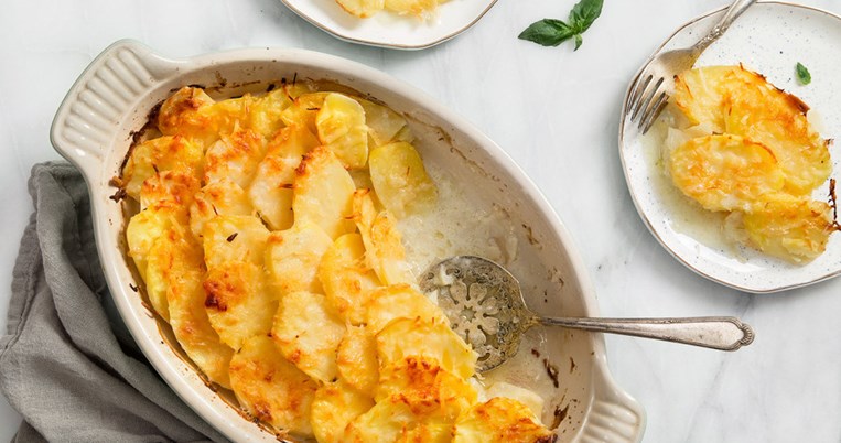 Πατάτες φούρνου ογκρατέν με γιαούρτι: Μια κλασικά αγαπημένη συνταγή σε πιο light εκδοχή