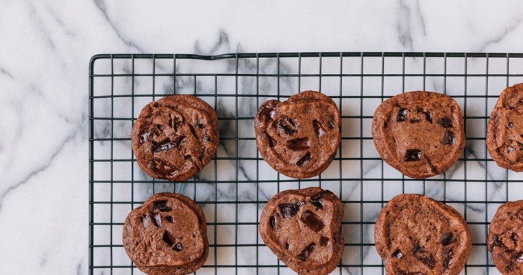 Πανεύκολα μπισκότα πραλίνας με τρία υλικά. Τόσο απολαυστικά, σα να τρως μια μεγάλη κουταλιά Nutella