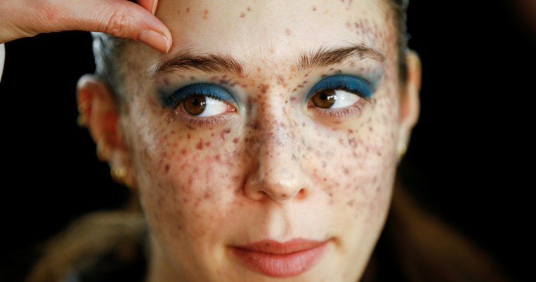 Νεανικό βλέμμα: Το μυστικό των Γιαπωνέζων για να εξαφανίσεις τις ρυτίδες των ματιών σε 1 λεπτό