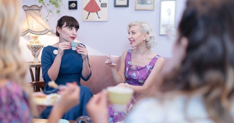 Μια Αθηναία διοργανώνει τα πιο στιλάτα afternoon tea σε έναν 60s χώρο στο Χαλάνδρι 