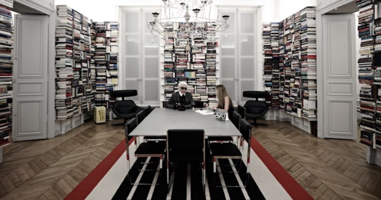 Μέσα στο σπίτι του Καρλ Λάγκερφελντ: Η εμπνευσμένη βιβλιοθήκη που όμοιά της δεν υπάρχει στον κόσμο