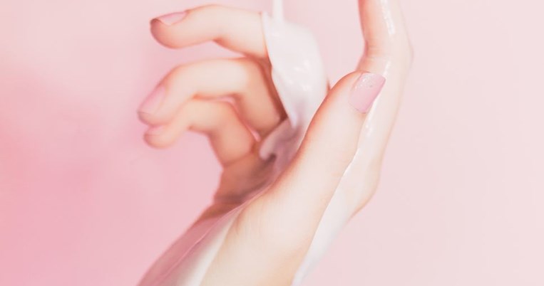 Η κρέμα χεριών που θα αλλάξει την «γερασμένη» όψη των χεριών σου 