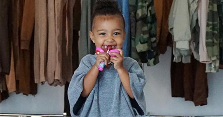 Η North West παίζει το contouring στα δάχτυλα. Εσύ ακόμα; 