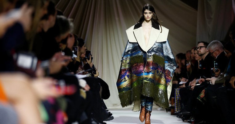 «Χρώματα του ορίζοντα» και ελληνική σκέψη: Η Μαίρη Κατράντζου εμπνέεται από την ιωνική φιλοσοφία