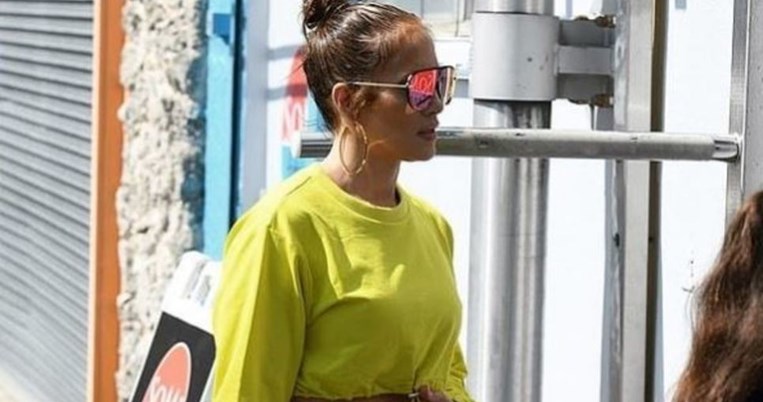 Tο άγνωστο, οικονομικό brand από το οποίο η Τζένιφερ Λόπεζ αγοράζει τα βασικά κομμάτια της 