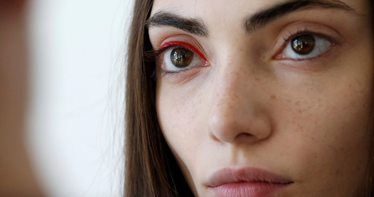 Ολοκαίνουρια τάση: Το τρικ στο μακιγιάζ που θα φωτίσει ολόκληρο το πρόσωπό σου