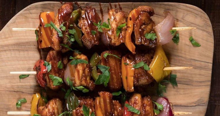 Θεϊκή σάλτσα μπάρμπεκιου του Άκη Πετρετζίκη: Πικάντικη και γλυκιά μαζί, για κρέας ή κοτόπουλο