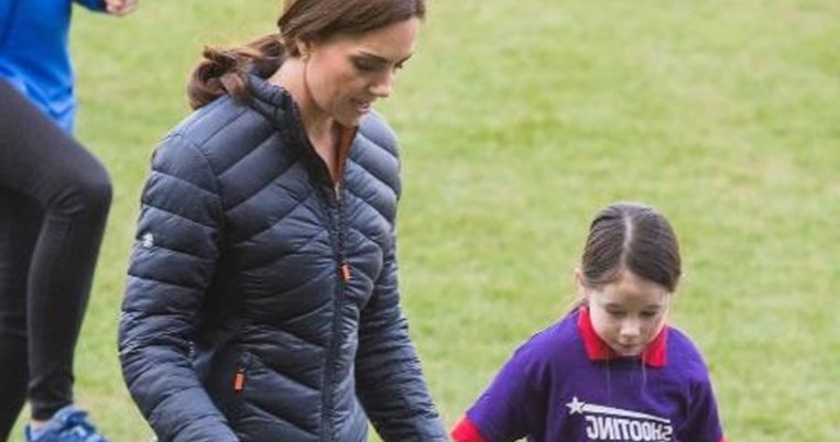 Η Κέιτ Μίντλετον παίζει ποδόσφαιρο με τα οικονομικά sneakers που έχουν ξεπουλήσει στο Amazon