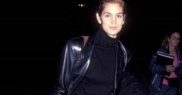 Η Κάια Γκέρμπερ μόλις ντύθηκε ακριβώς όπως η μαμά της, Σίντι Κρόφορντ, το 1991
