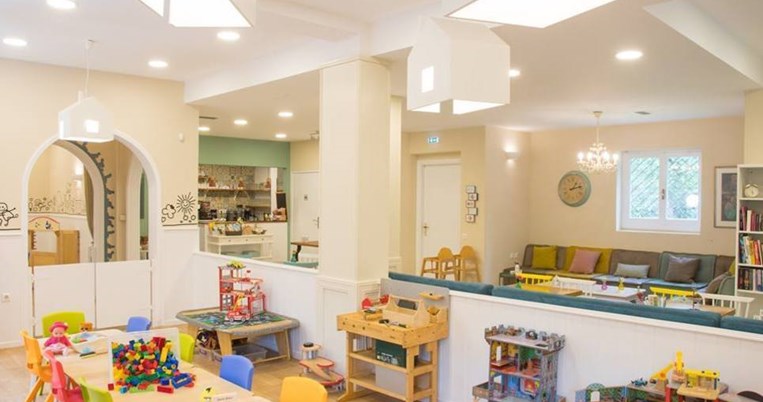 Πήγαμε στα ομορφότερα μέρη της Αθήνας για μικρά παιδιά: Ξύλινα παιχνίδια, κατάφυτα περιβόλια