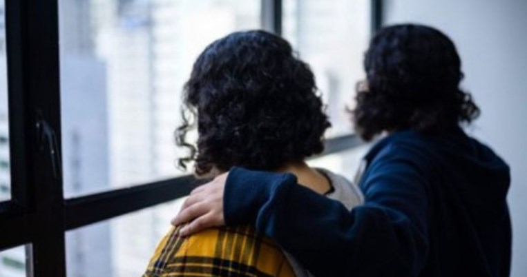 «Ήμασταν φυλακισμένες, περιμέναμε να πεθάνουμε»: Δυο αδερφές απ'τη Σαουδική Αραβία μιλούν για κόλαση