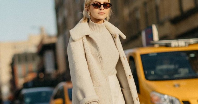 Αυτό το παλ χρώμα είναι το νέο μπεζ για όλες τις γυναίκες που παίζουν στα δάχτυλά τους τη μόδα