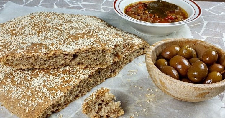 Αφράτη λαγάνα ολικής αλέσεως με ταχίνι: Μια φανταστική παραλλαγή του ψωμιού της Καθαράς Δευτέρας