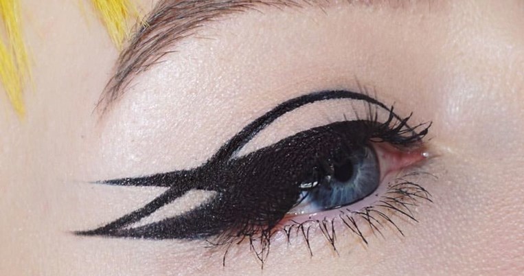 Θλιμμένο ή χαρούμενο: Ο τρόπος που φοράς το eyeliner επηρεάζει το βλέμμα σου    