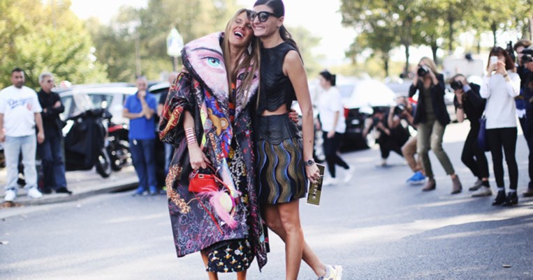 «Πώς θα φορέσεις την ολόσωμη φόρμα χωρίς να θυμίζεις υδραυλικό»: Μια 40+ YouTuber για τα νέα τρεντ