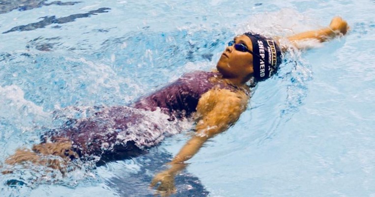 Το κορίτσι που κανείς δεν περίμενε να ζήσει: Έχασε και τα δυο της πόδια σε ατύχημα,έγινε κολυμβήτρια