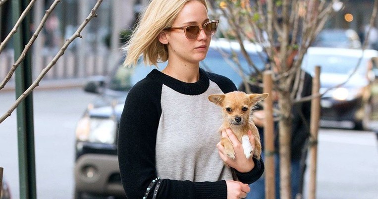 Η Τζένιφερ Λόρενς εμφανίστηκε στη Νέα Υόρκη με τον έναν συνδυασμό που δείχνει πως ήρθε η άνοιξη