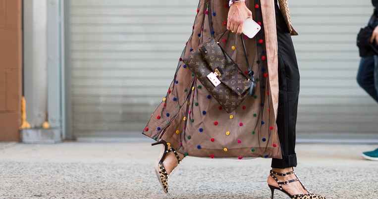 7 οικονομικά κομμάτια να αγοράσεις όταν νιώθεις ότι έχεις βαρεθεί όλα σου τα ρούχα