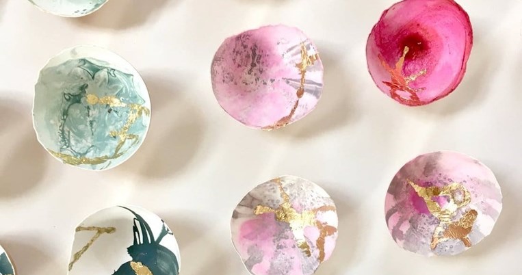 Εύθραυστη ομορφιά: Μια εικαστικός μετατρέπει τα σπασμένα τσόφλια αυγού σε έργα τέχνης