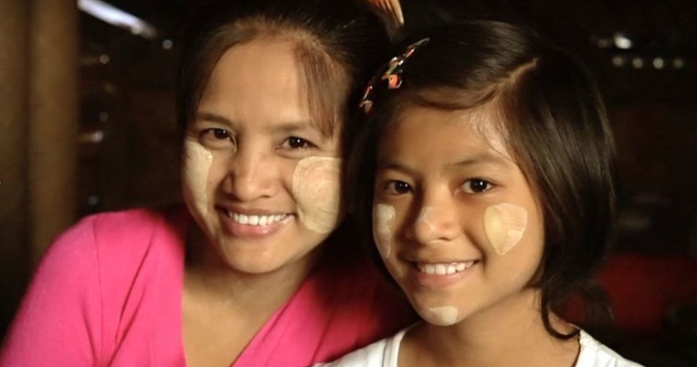 Σε μία χώρα που δεν έχουν καλλυντικά. Οι γυναίκες στη Μιανμάρ έχουν βρει το καλύτερο αντιγηραντικό