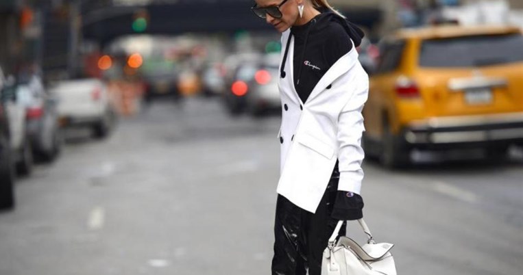 17 διαφορετικοί συνδυασμοί για να φορέσει σωστά το λευκό σακάκι μια γυναίκα άνω των 40 