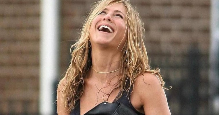 Τζένιφερ Άνιστον: Το μαγικό προϊόν των 17 ευρώ που κάνει την επιδερμίδα της να λάμπει