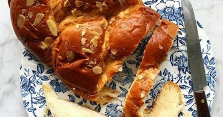 Υπάρχει vegan τσουρέκι και το θέλουμε: Μια νόστιμη και «αθώα» εκδοχή του αφράτου, αγαπημένου γλυκού