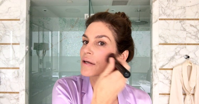 Τα 5 βασικά βήματα που κάνει κάθε πρωί η Σίντι Κρόφορντ επειδή βαριέται αφόρητα το μακιγιάζ