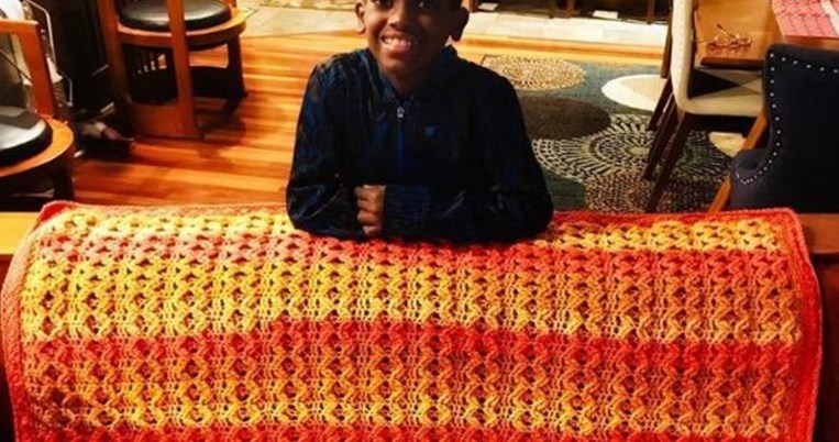 Η μοναδική περίπτωση στον κόσμο του 11χρονου που λατρεύει το πλέξιμο και φτιάχνει αριστουργήματα