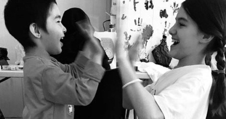 H Σούρι Κρουζ παίζει με προσφυγόπουλα στη Μόρια της Λέσβου