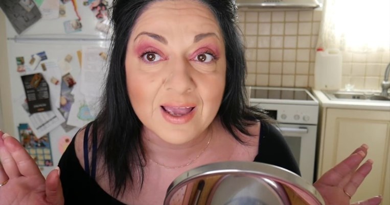 Nα αγοράσεις φθηνά ή ακριβά καλλυντικά σε αυτή τη ζωή; Η Σοφία Μουτίδου τα δοκίμασε όλα και εξηγεί