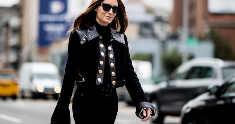 Μία 57χρονη infuencer σου λέει ποιο είναι το άνετο ρούχο που αντικαθιστά το skinny τζιν μετά τα 50