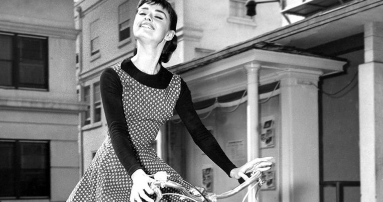 Οι μπαλαρίνες της Όντρεϊ Χέπμπορν: Τα πέντε θρυλικά αξεσουάρ των πιο κομψών γυναικών στην ιστορία