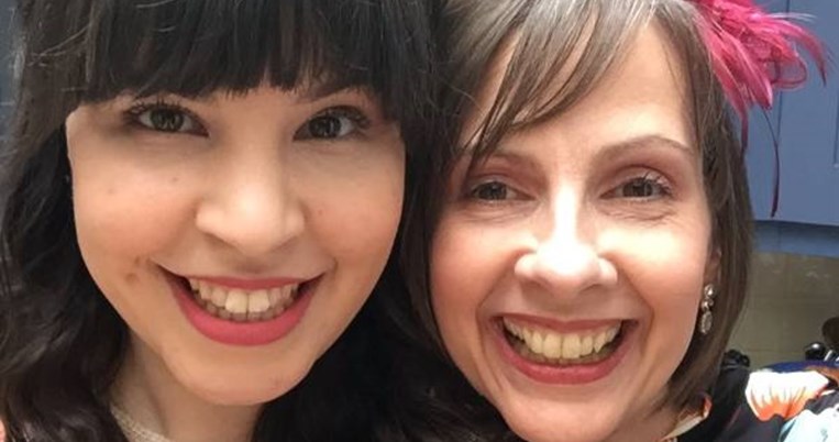 «Το προϊόν ομορφιάς που έμαθα από τη μαμά μου»: Οι beauty editors αξιοποιούν τη σοφία της εμπειρίας