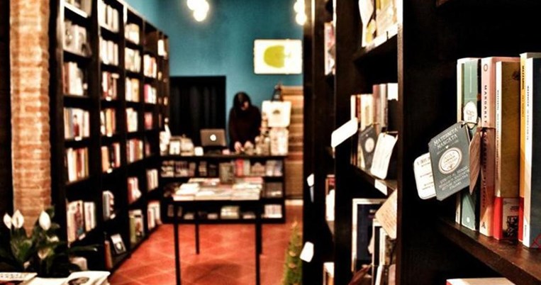 Σε αυτό το «φαρμακείο» συνταγογραφούν βιβλία για τη θεραπεία της αϋπνίας, του άγχους, της κατάθλιψης